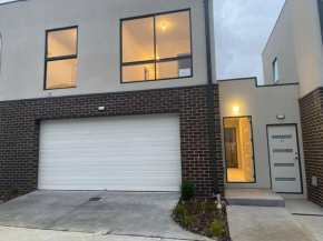 30 Minutes to Airport-3BR-Unfurnished-LUGarage-29G